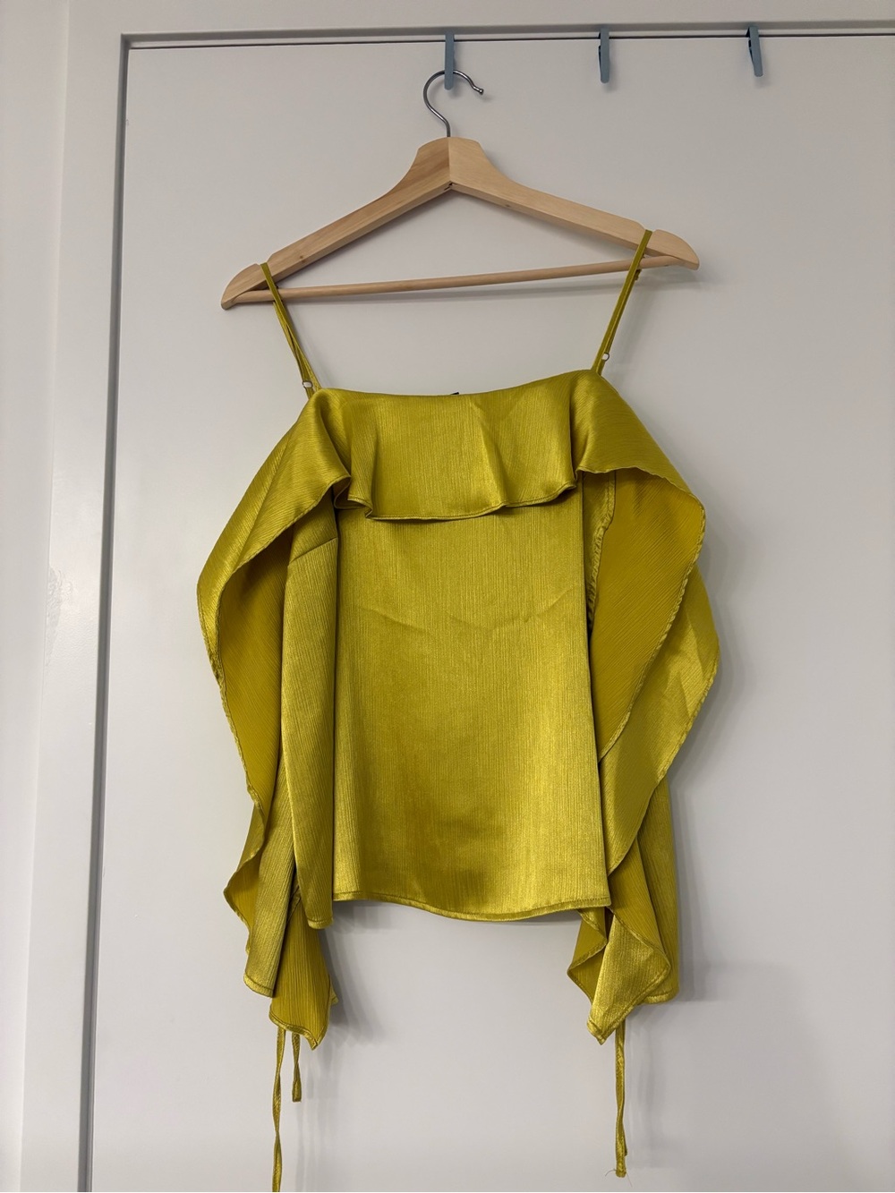 Guess Off-Shoulder Ruffle Top - Picture 2 of 4